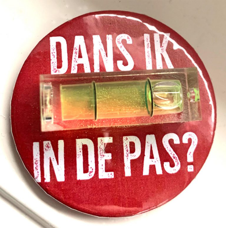 Dans ik in de pas? - Button met waterpas (4,5cm)
