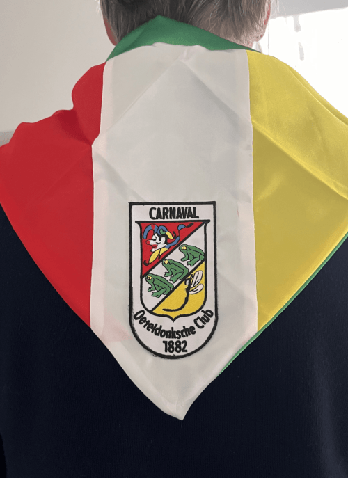 Oeteldonkse puntsjaal met Oeteldonks wapen embleem